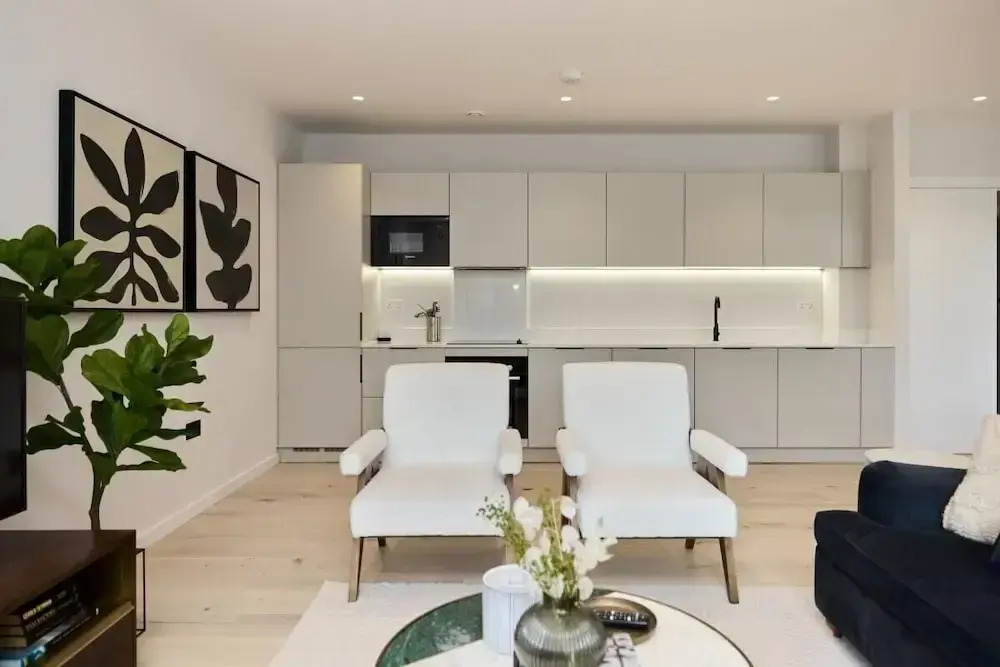 The Brondesbury Place - Bright 2bdr Flat With Balcony + Parking