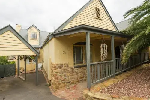 Quiet Court Location - Sleeps Up To 8 People