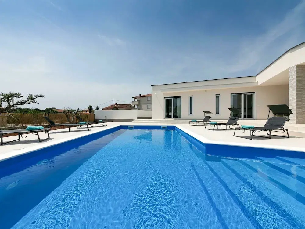 Detached Villa With Private Swimming Pool, 1.5 km From the Beach and 4 km From Pula