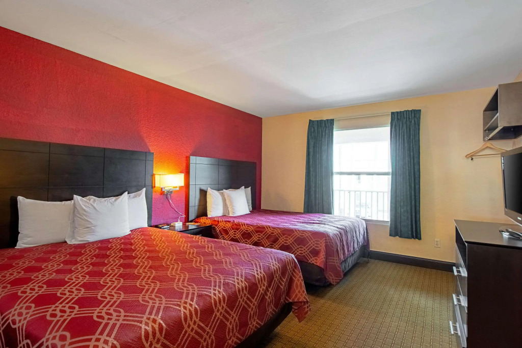 Econo Lodge Inn & Suites Clearwater Central