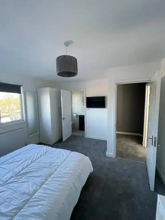 Double room with private bathroom in Basingstoke