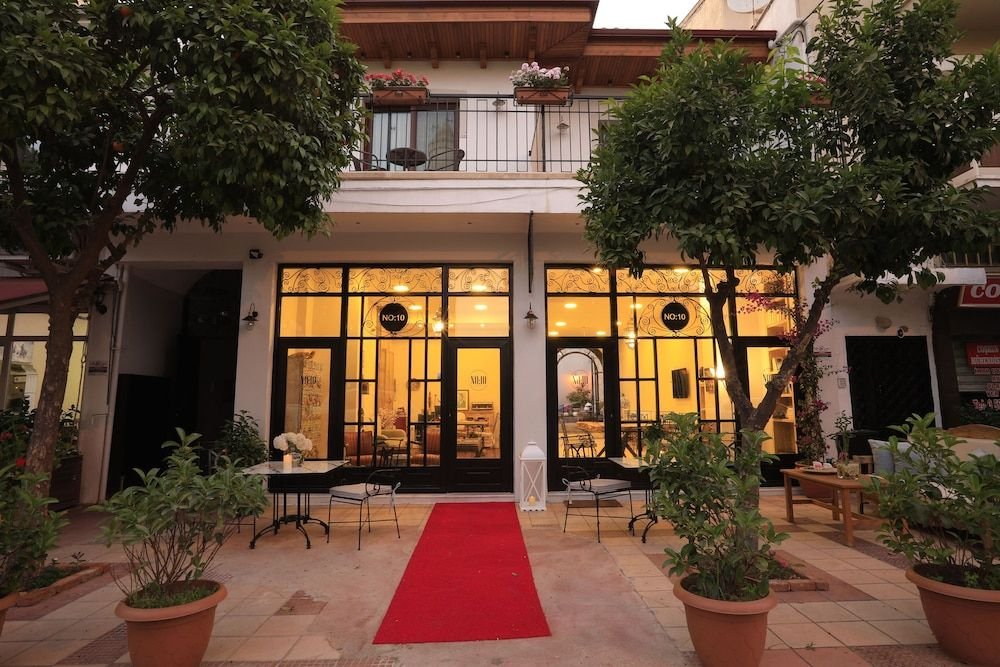 No 10 Hotel