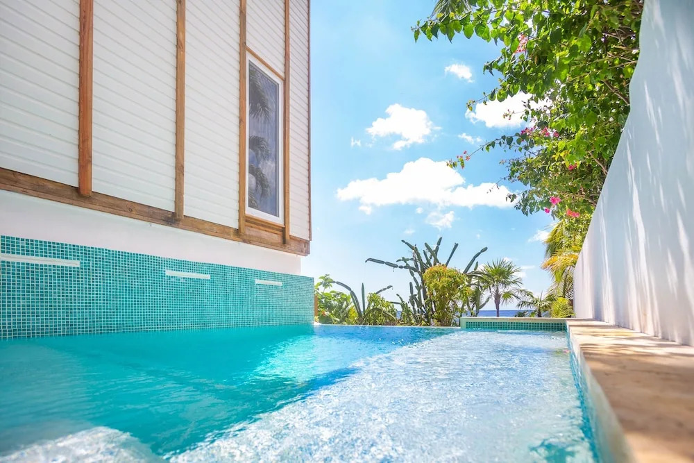 Wow! Views and more, fantastic 2 bedroom in West End - Villa Agua apts