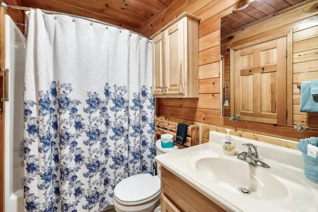 5 min to Dollywood, great location, excellent parking, hot tub, pool table