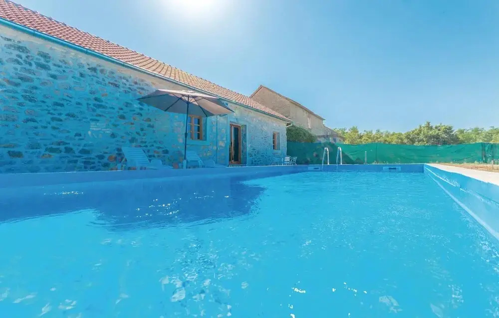 Amazing Home in Lisane Tinjske With 4 Bedrooms, Wifi and Outdoor Swimming Pool