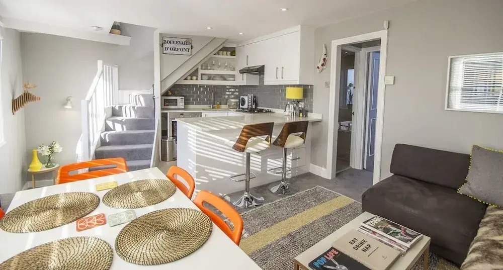Stylish and Chic Regents Park Two bed