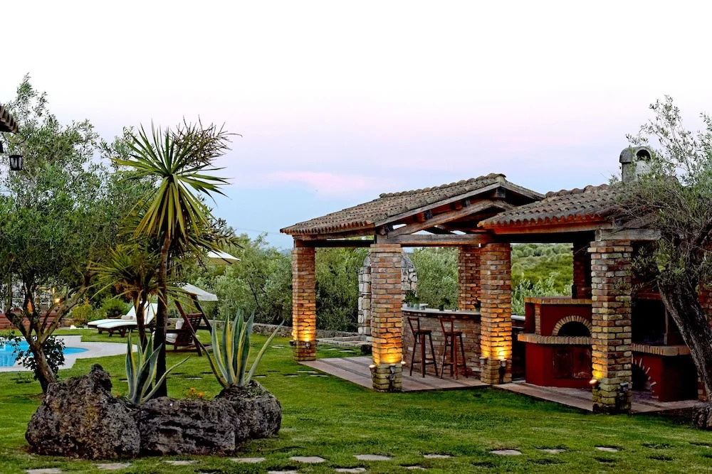 Beautiful 9-Bed Villa in Gouvia with Tennis Court