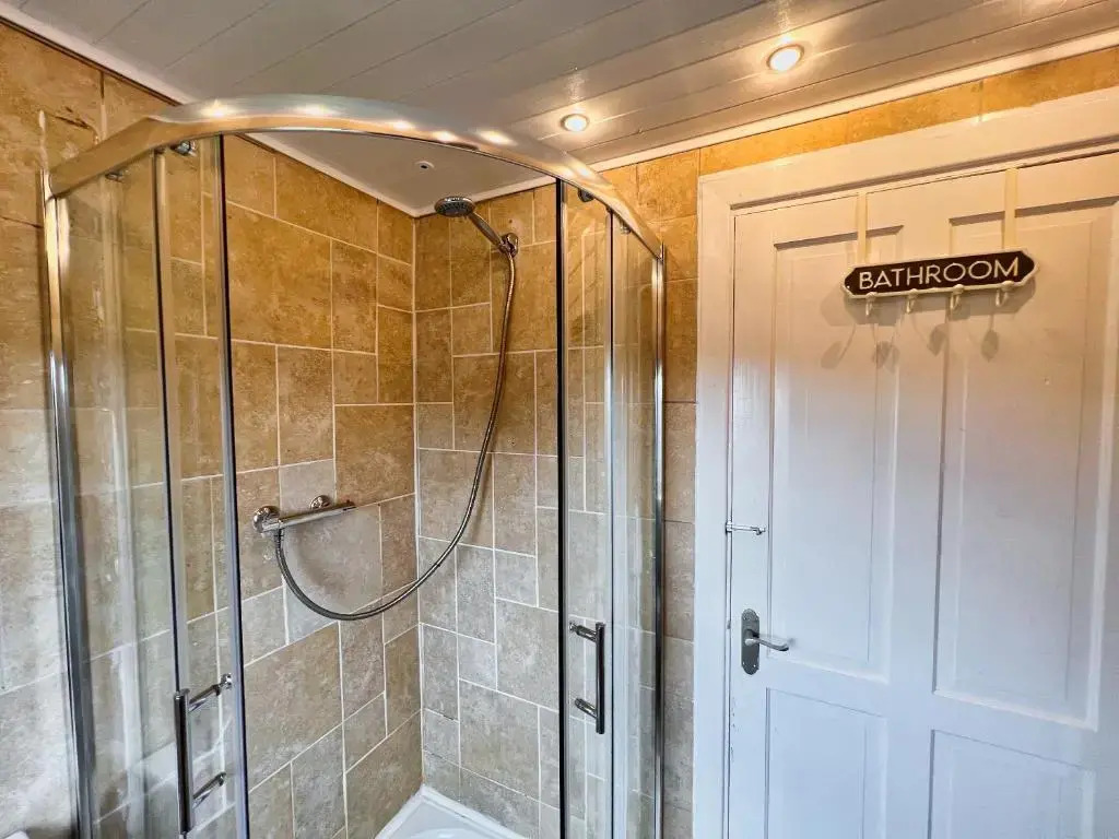 Cosy 3 bed with Parking- Family and Contractors