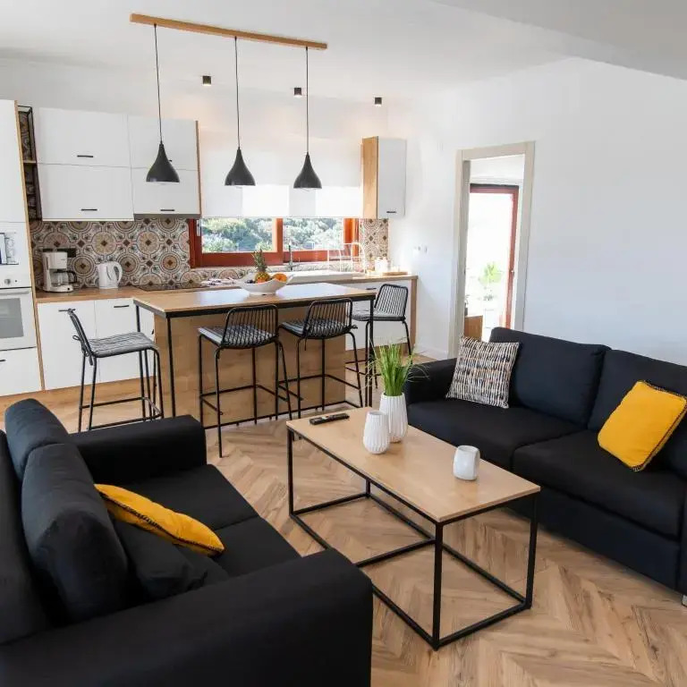 Elegant new villa,with pool,BBQ, ping pong table & gym facilities, just 2km from the town!