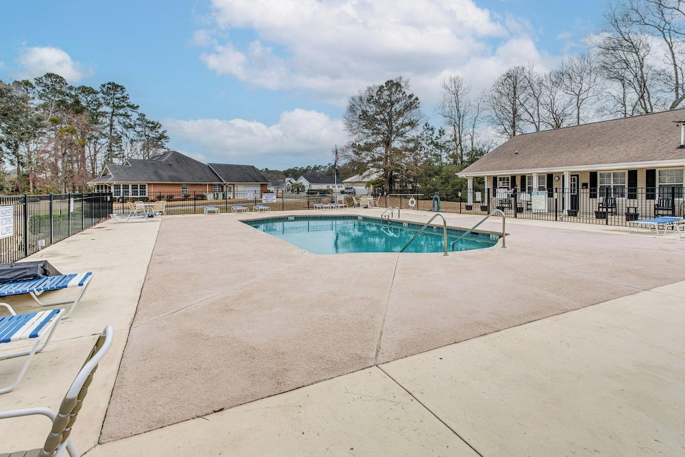 Screened Porch + Pool Access: Longs Golf Getaway