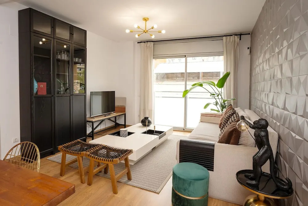 Modern Apartment Near Pl Espa a
