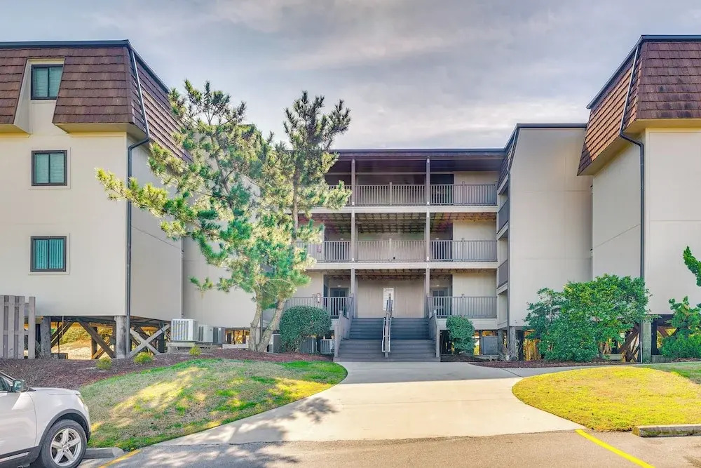 Steps to Sand! Condo w/ 2 Pools in Atlantic Beach