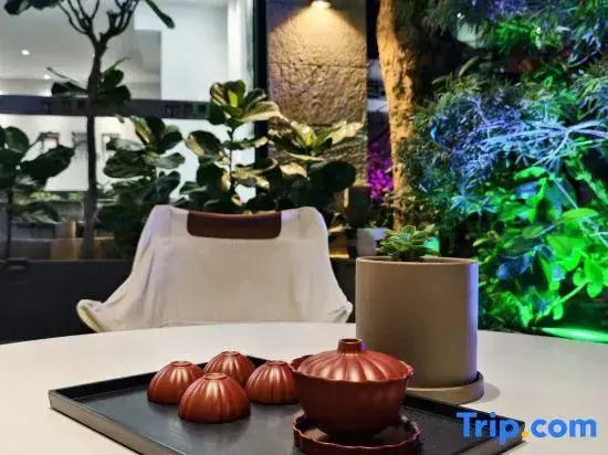 Shangshan Road,DinghuDistrict,ZhaoqingAgriculturalSchool northeast gate  Fang HotelFang Hotel