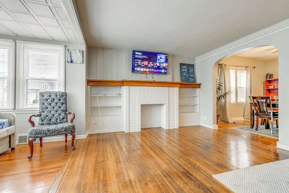 6 Mi to Dtwn Attractions: Buffalo Apartment!