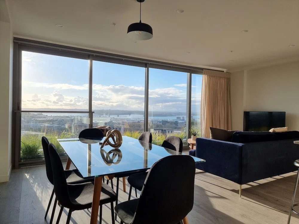 Luxe Apt w Harbour-Sunset Views -Parking