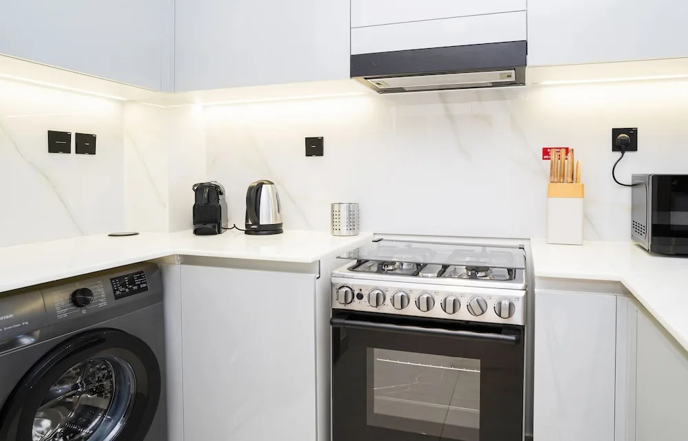 HomesGetaway Cozy 1BR in Binghatti Canal