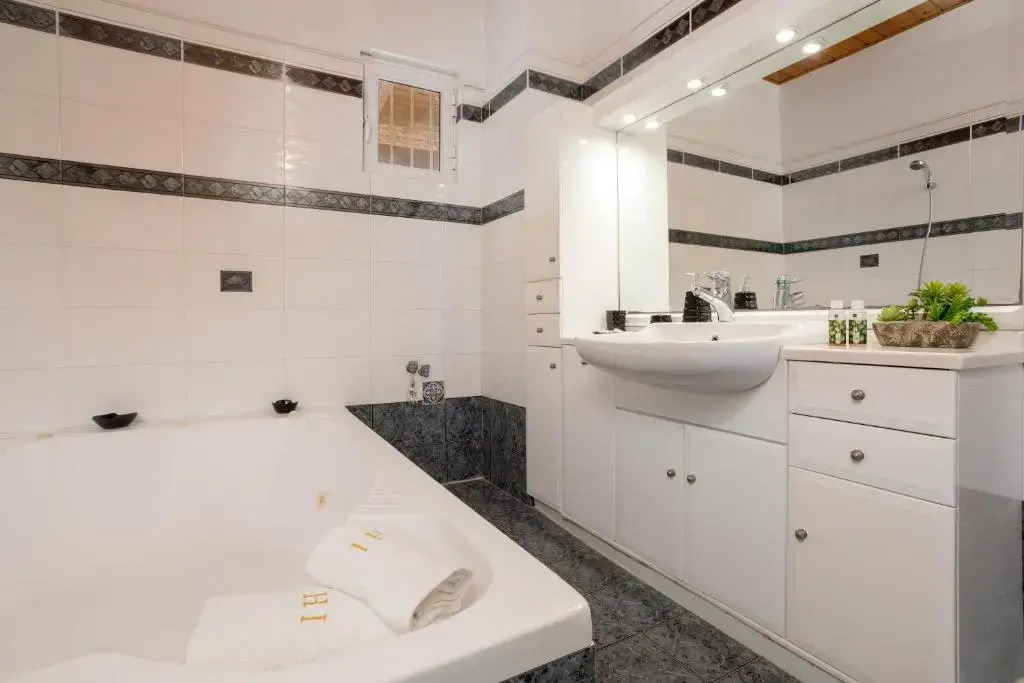 Ilenias 3 Bedroom House With Private Pool