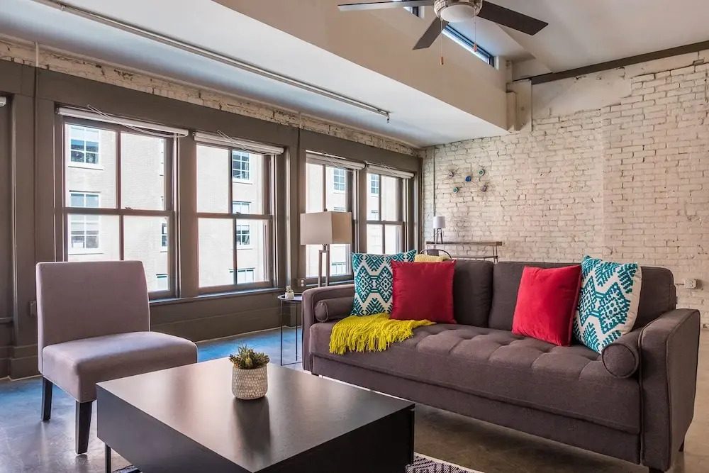 High-Rise Downtown Apts by Frontdesk