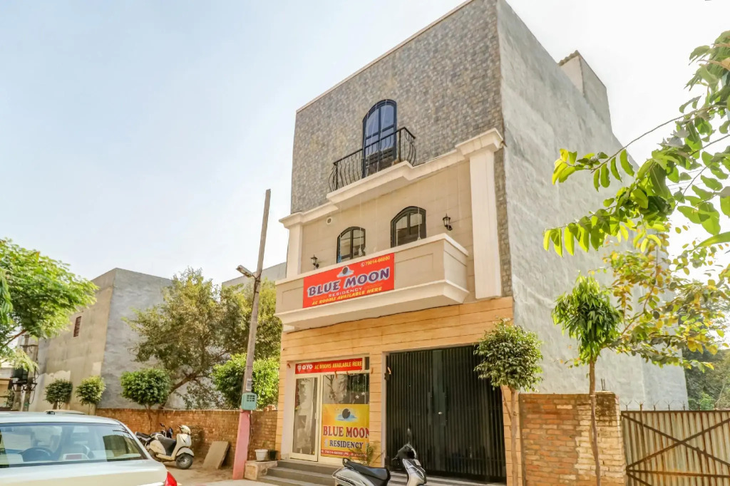 OYO 82564 Blue Moon Residency