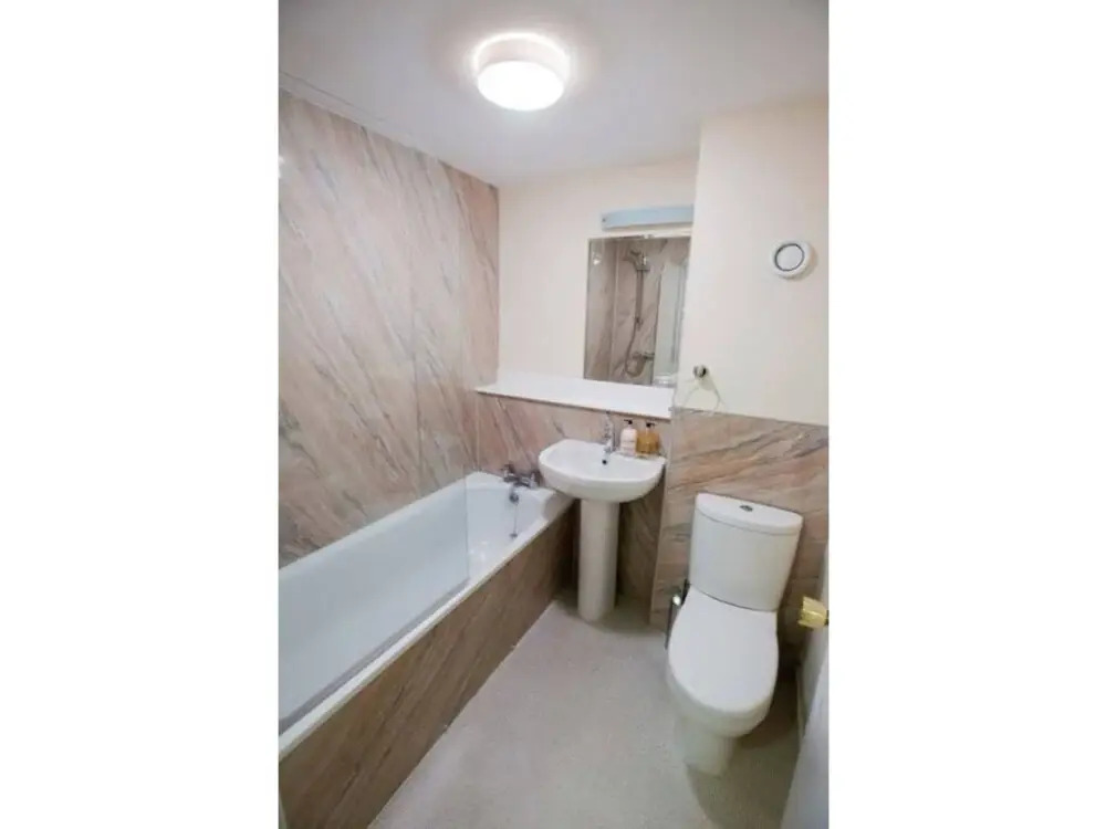 Central Open Plan Flat Sleeps 4