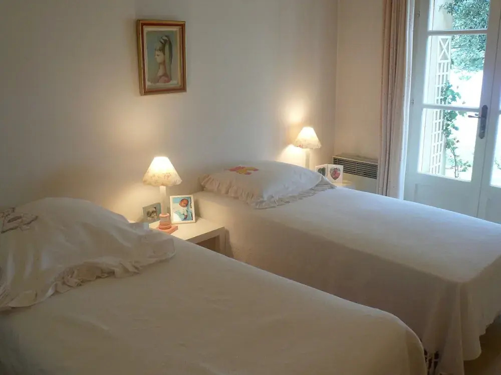 Sunny holiday home in Provence with pool