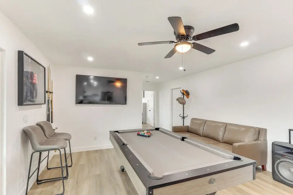 Poolside Relaxation: Group-friendly Home in Havasu