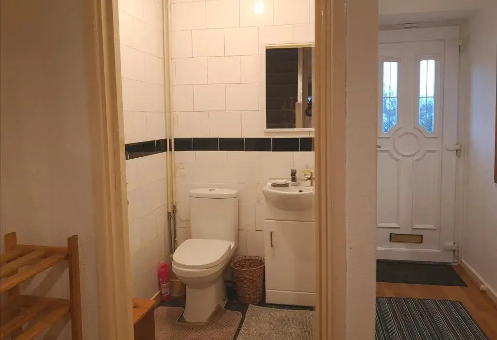 BrumStay UK - 5 Bed TownHouse with Garden and Parking for upto 3 small cars