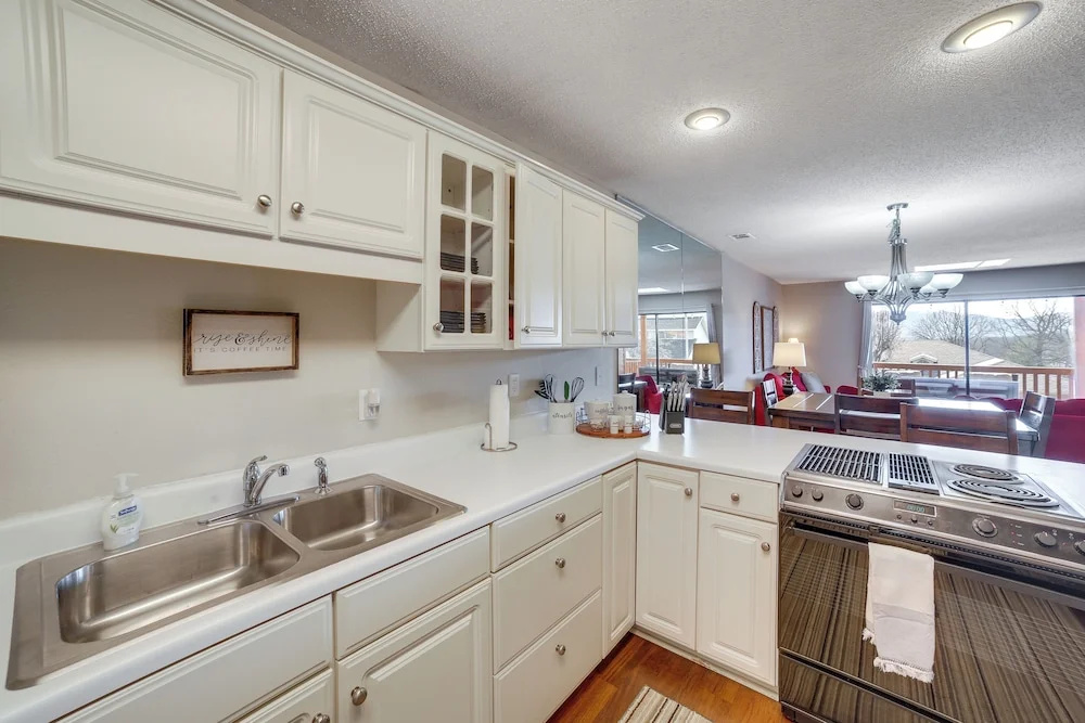 Golfers Oasis w/ Pool! 3 Mi to Table Rock Lake