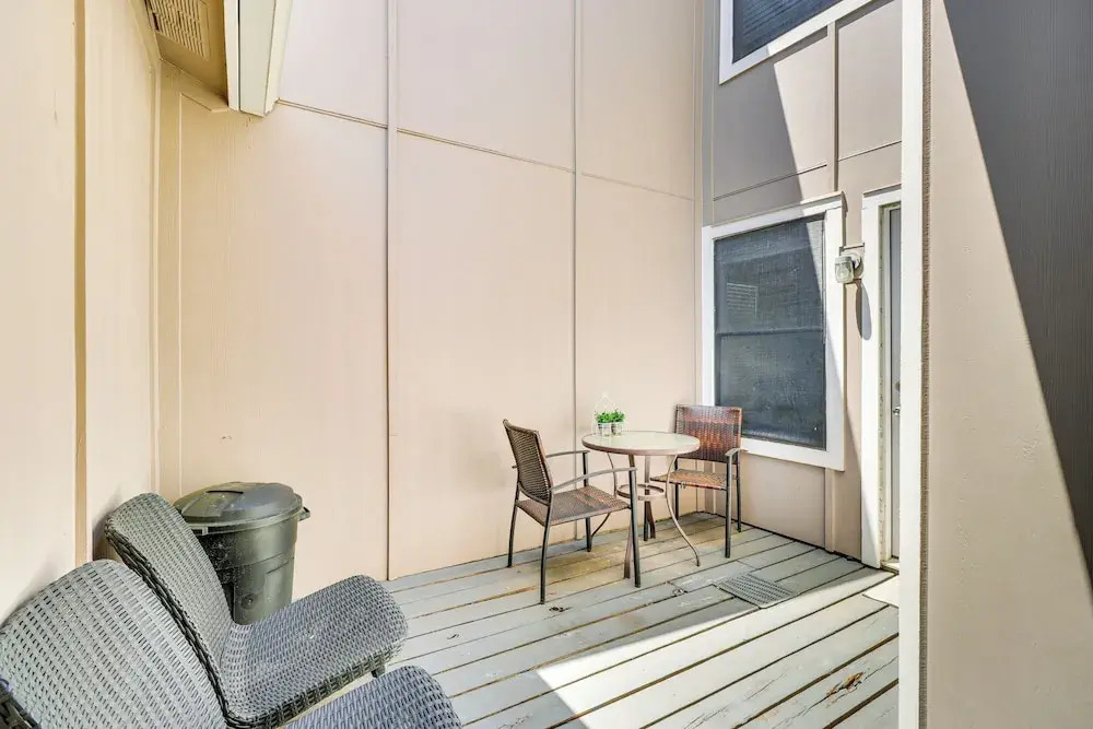 4 Mi to Dtwn: Gem w/ Pool Access & Patio in Austin