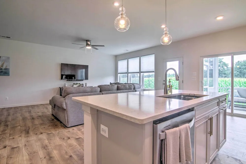 4 Mi to Bethany Beach: Townhome w/ Screened Porch