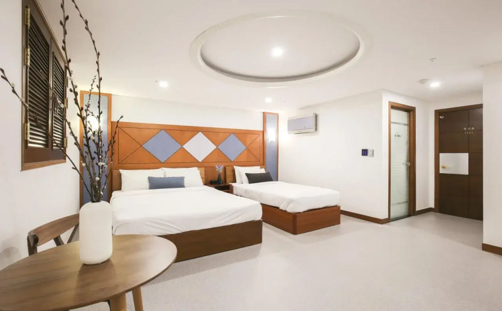 Themepark Tourist Hotel