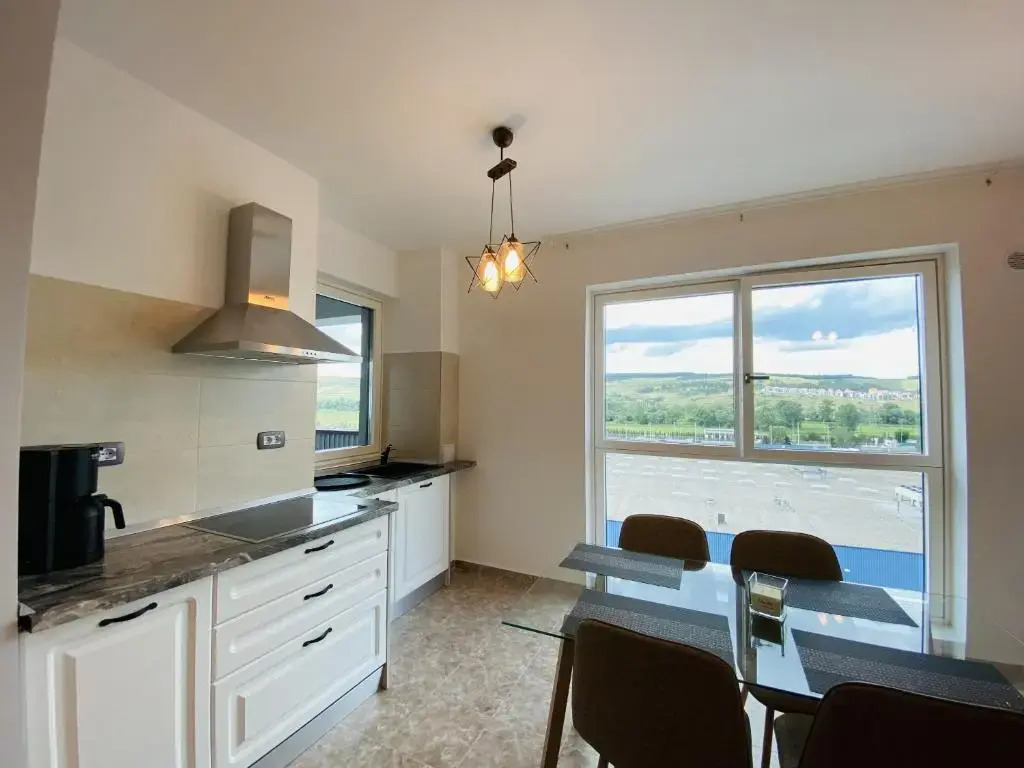 Deluxe Apartment with balcony and private parking in Colvmna Residence