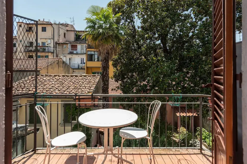 Pitti Large Apartment With Balcony