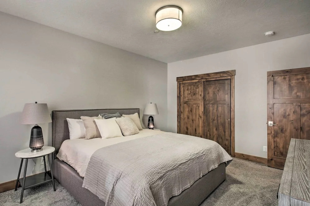 Modern Townhome w/ Mtn Views < 7 Mi to Ski Resorts