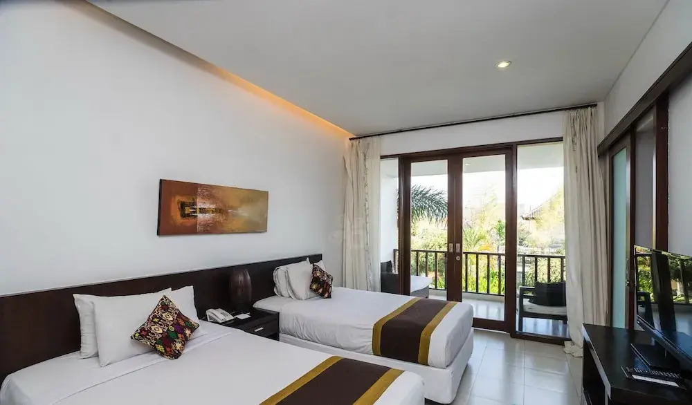 16 bedroom villa river side Legian