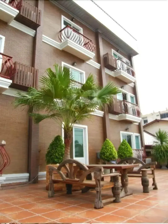 Red Balcony Hotel