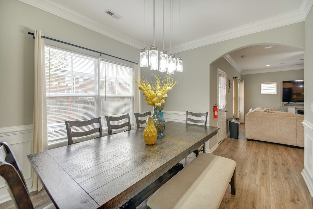 2 Blks to Beach! Family Home w/ Hot Tub in Norfolk