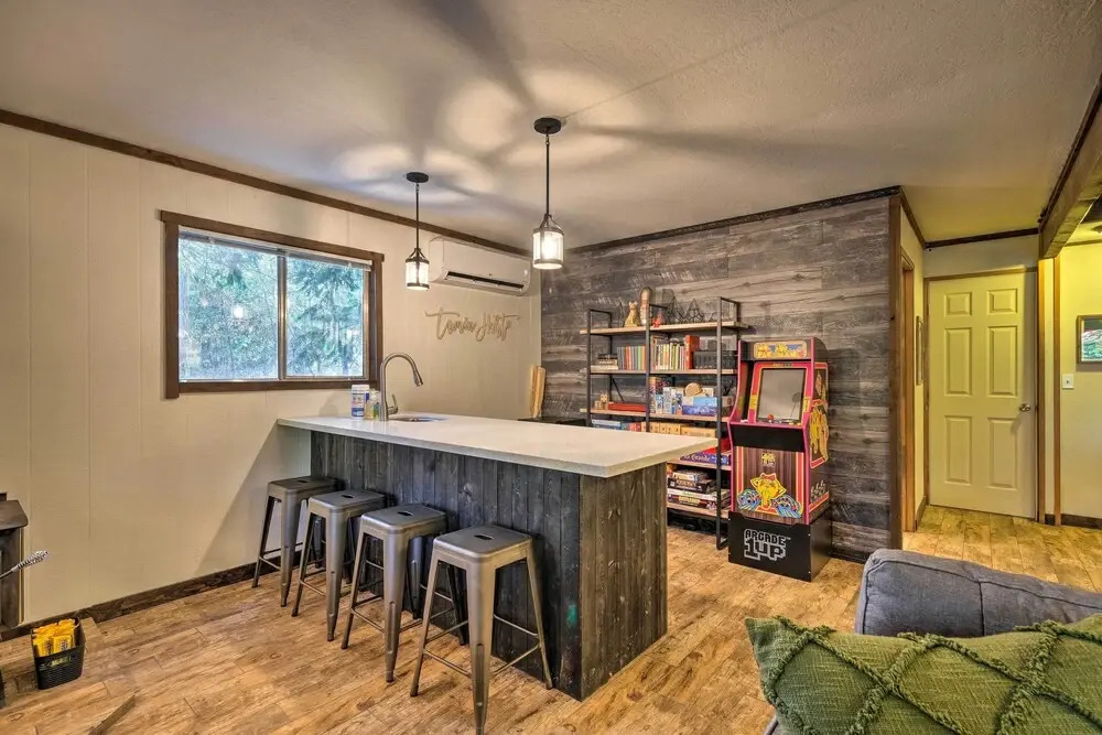 Near Trails: Cabin w/ 2-level Deck in Twain Harte
