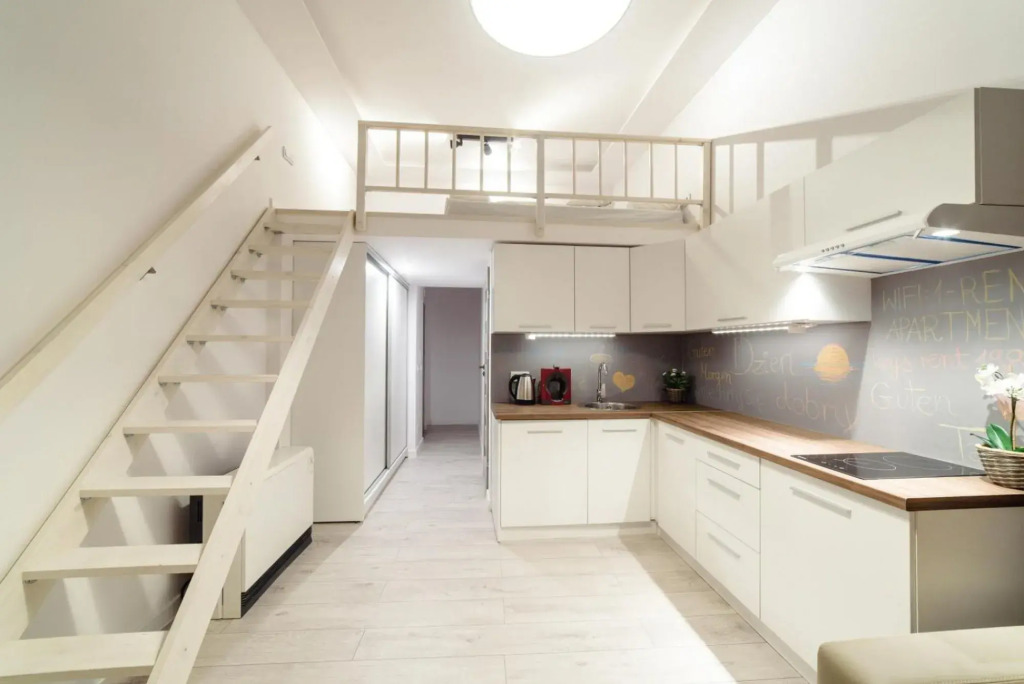 2 Nights Apartments - great location, right next to Main Rail and Bus Station, 10 min to Main Square by foot