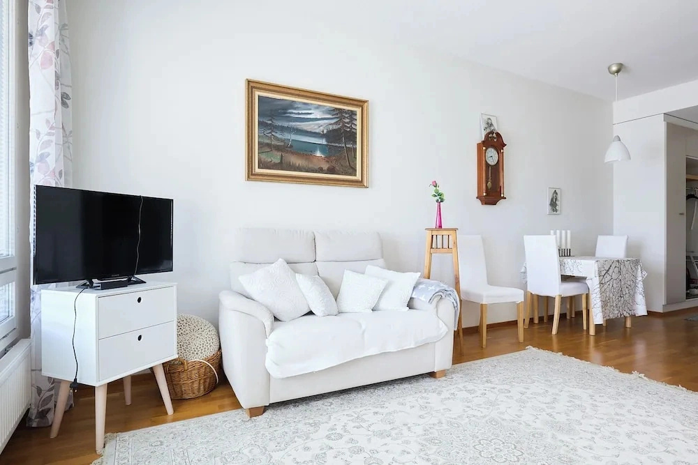 Bright 1BR Apt with Sauna & Balcony