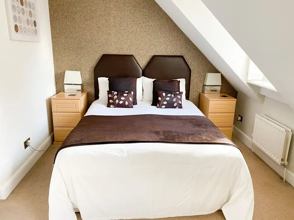 ROOMS AT THE QUAYSIDE - stylish en-suite rooms on Poole Quay all fully refurbed