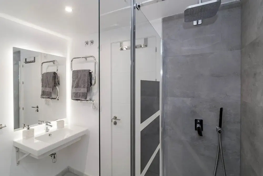 IVY- Fantastic 3 bedroom apt with private garden