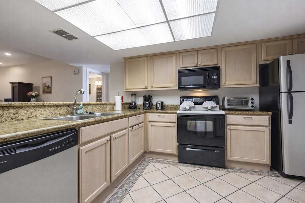 Sweeping 10th Floor Views - Up to 8 - Beachfront