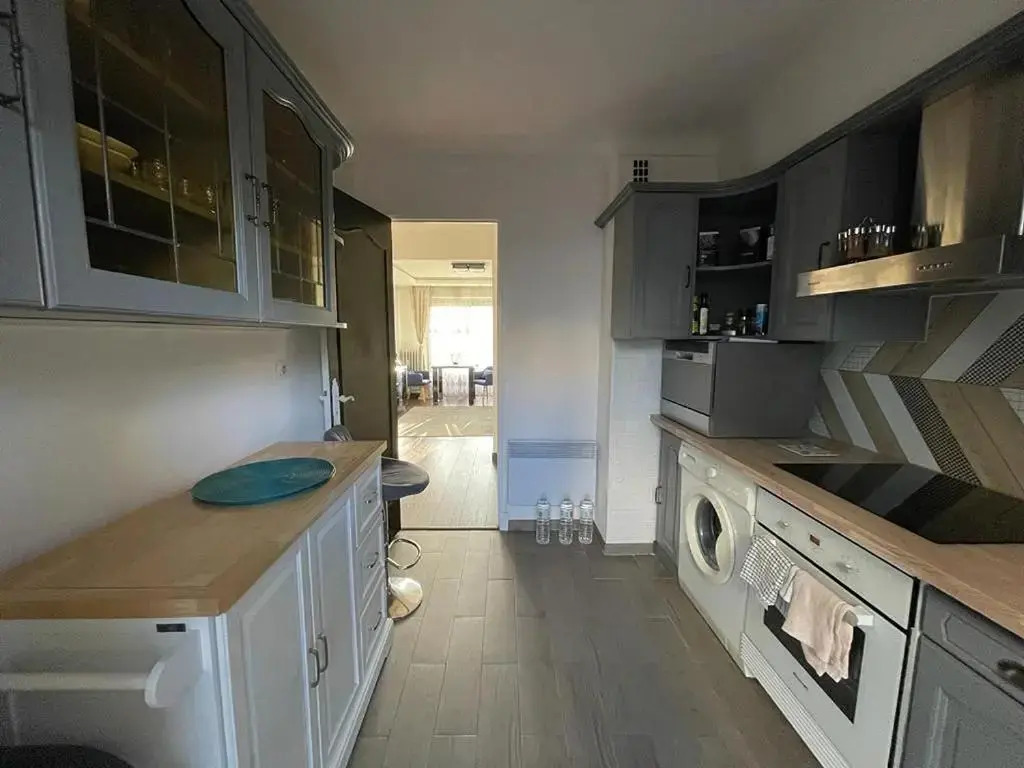 Charming AC 2-bedroom apartment Antibes city center family, couples friendly