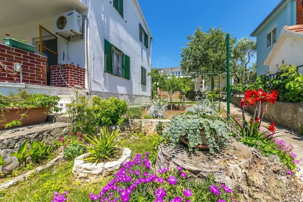 Apartment Garden by the sea
