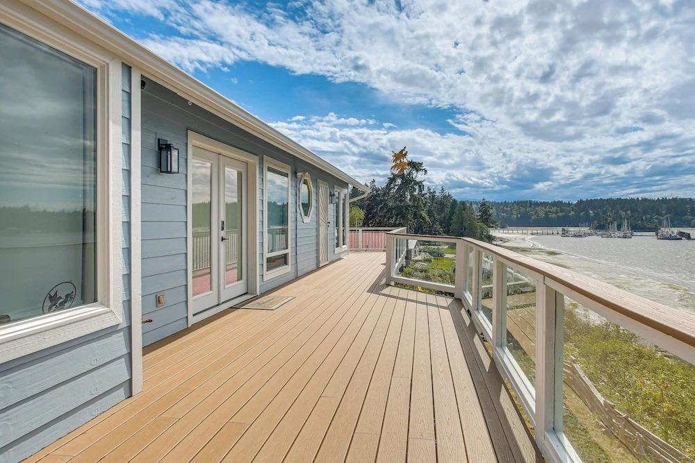 Waterfront PNW Escape w/ Deck & Beach Access!