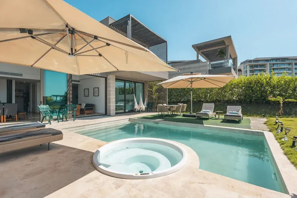 Bright Villa w Pool Outdoor Grill