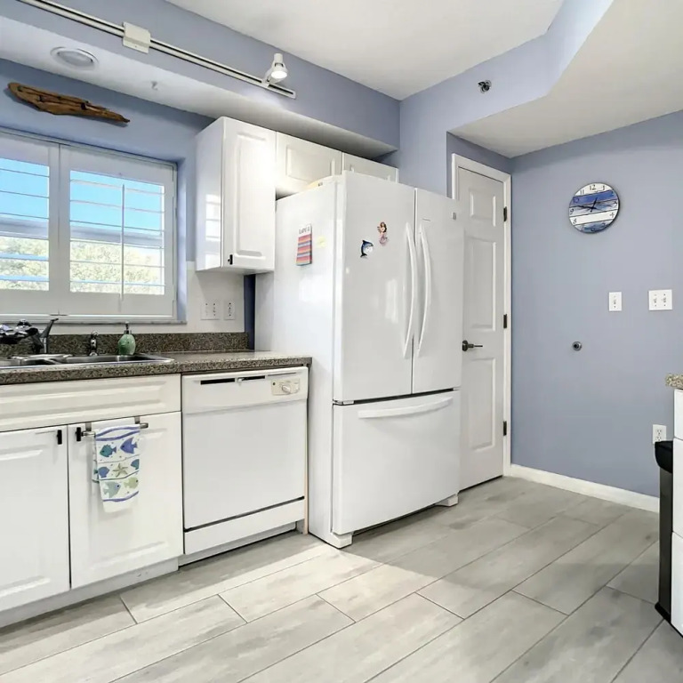 Oceanwalk Jr Penthouse Across From Pool Tennis Shuffleboard Walk to Beach Ow7 207