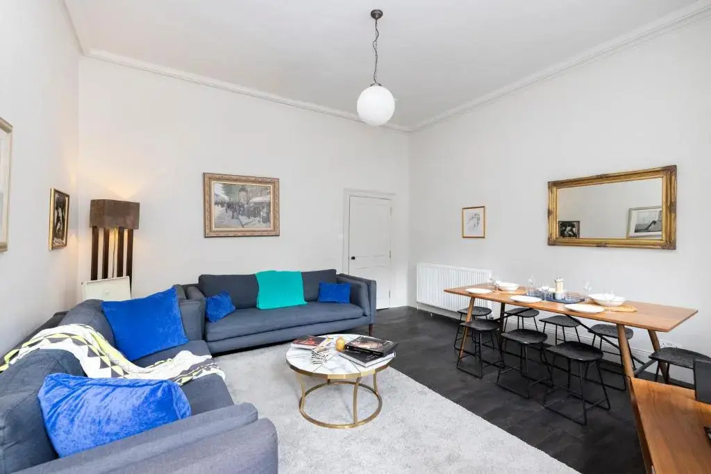 ALTIDO Sophisticated and Bright 4BR apt near Edinburgh Castle