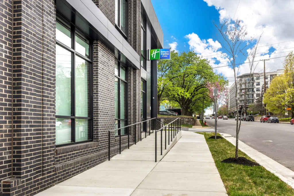 Holiday Inn Express & Suites Nashville West End - Univ Area by IHG